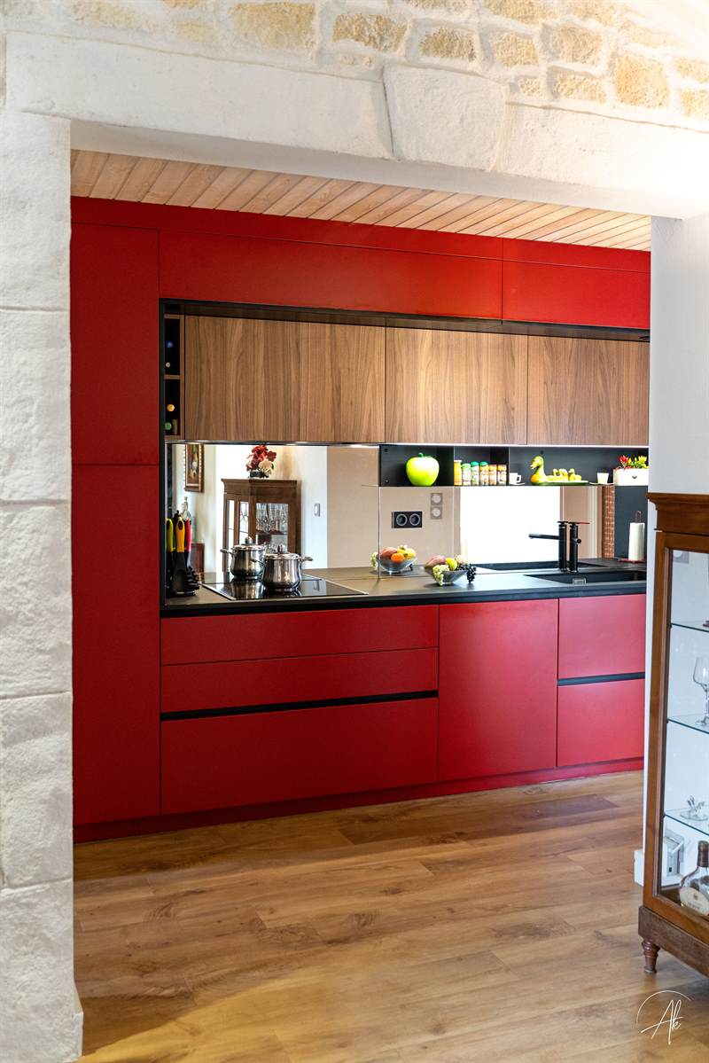Cuisine ouverte de style contemporain bois, noir et rouge à Albi 2
