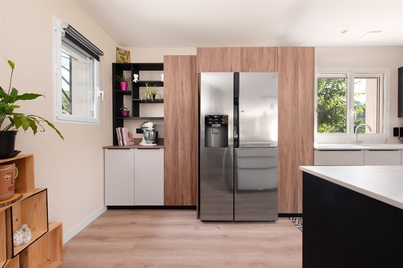Cuisine ouverte de style nature bois, noir et beige | Raison Home - 1