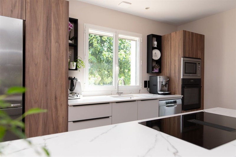 Cuisine ouverte de style nature bois, noir et beige | Raison Home - 2