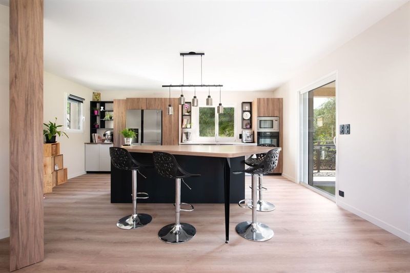 Cuisine ouverte de style nature bois, noir et beige | Raison Home - 3