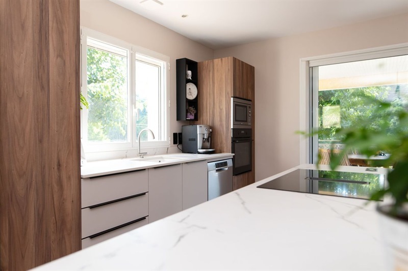 Cuisine ouverte de style nature bois, noir et beige | Raison Home - 4