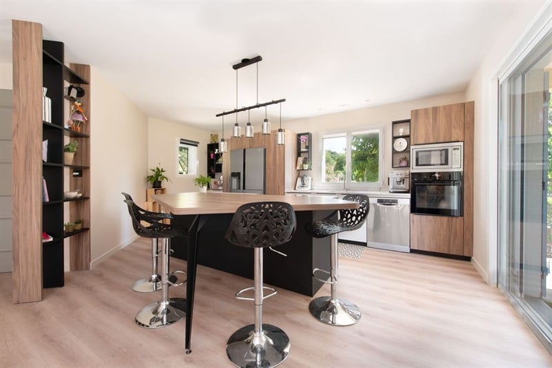 Cuisine ouverte de style nature bois, noir et beige | Raison Home - 5