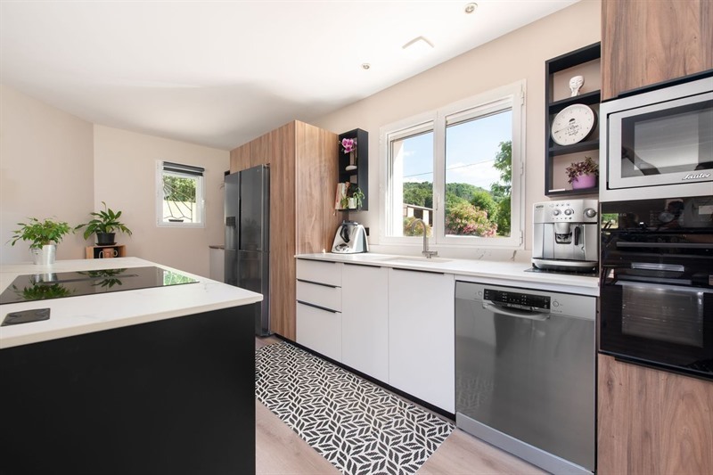 Cuisine ouverte de style nature bois, noir et beige | Raison Home - 6