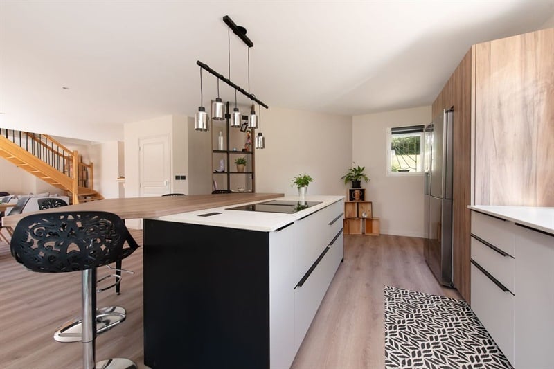 Cuisine ouverte de style nature bois, noir et beige | Raison Home - 7
