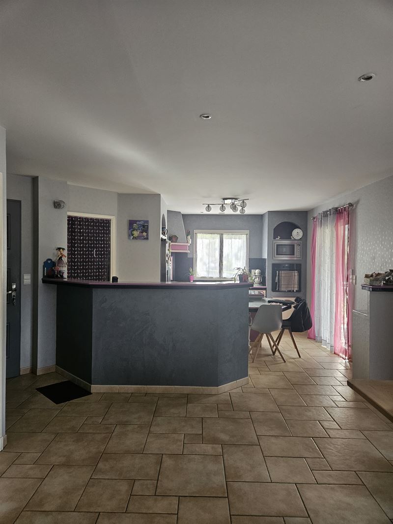 Cuisine ouverte de style nature bois, noir et beige | Raison Home - 8