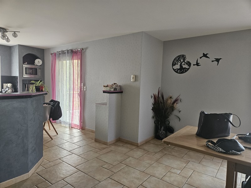 Cuisine ouverte de style nature bois, noir et beige | Raison Home - 9