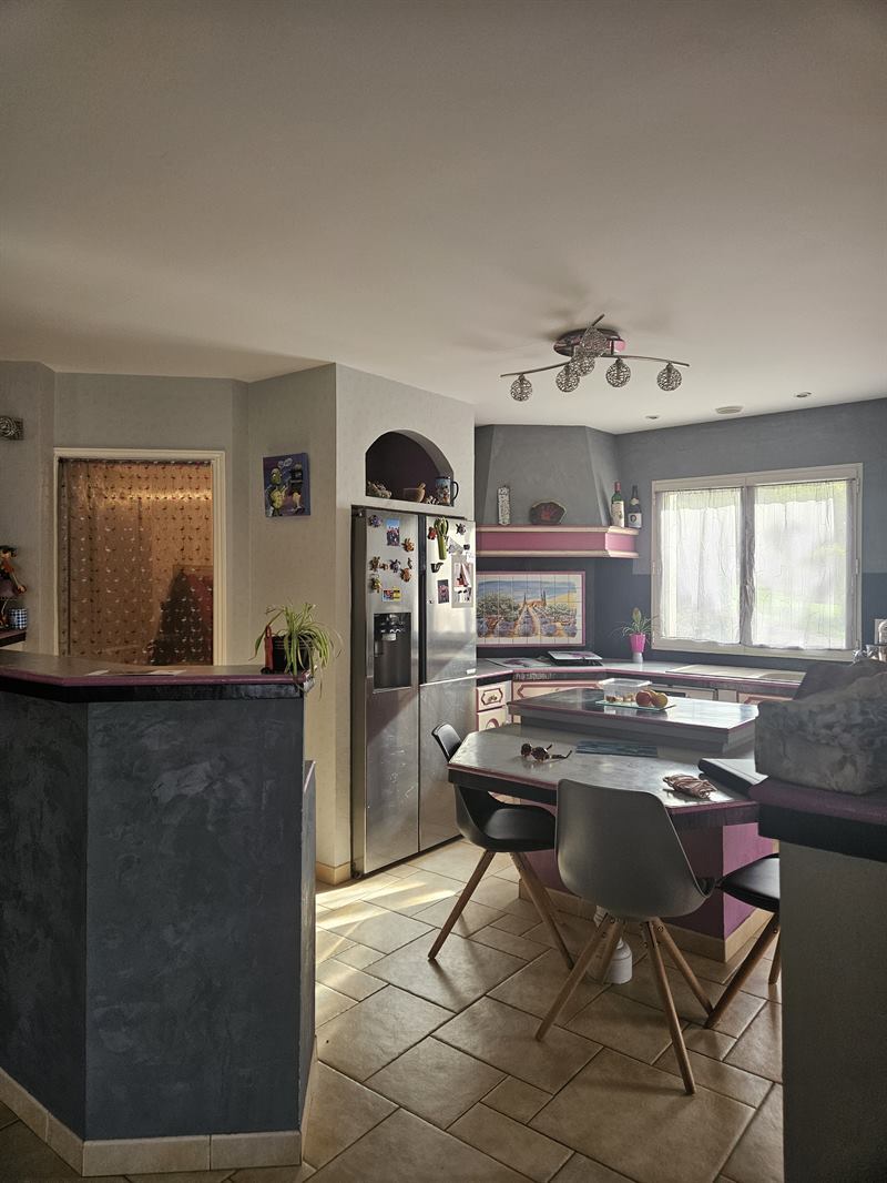 Cuisine ouverte de style nature bois, noir et beige | Raison Home - 10