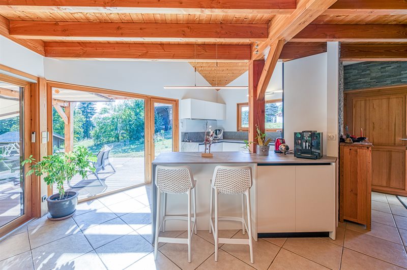 Cuisine moderne blanc et bleu dans un intérieur bois à Les Ollieres 4