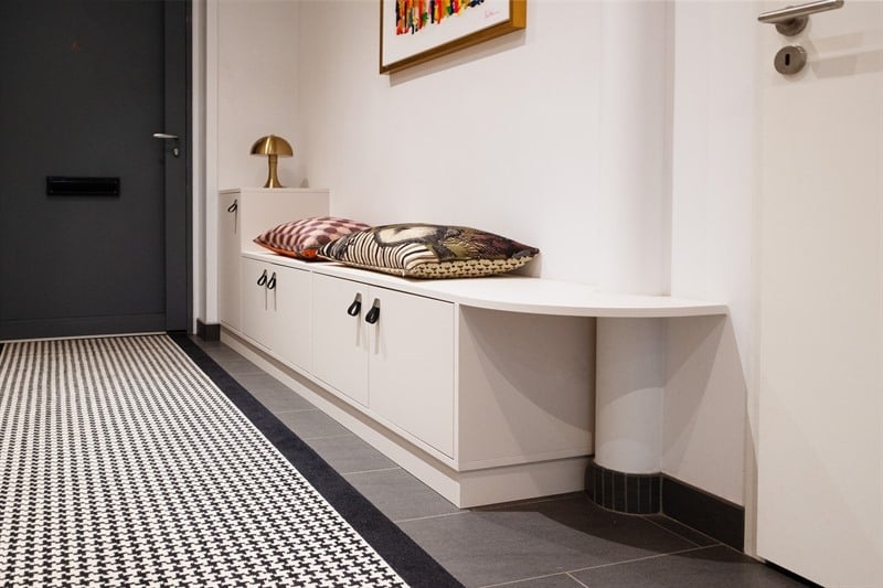 Agencement d'un couloir entier avec rangements, niches et banc à Toulouse | Raison Home - 3