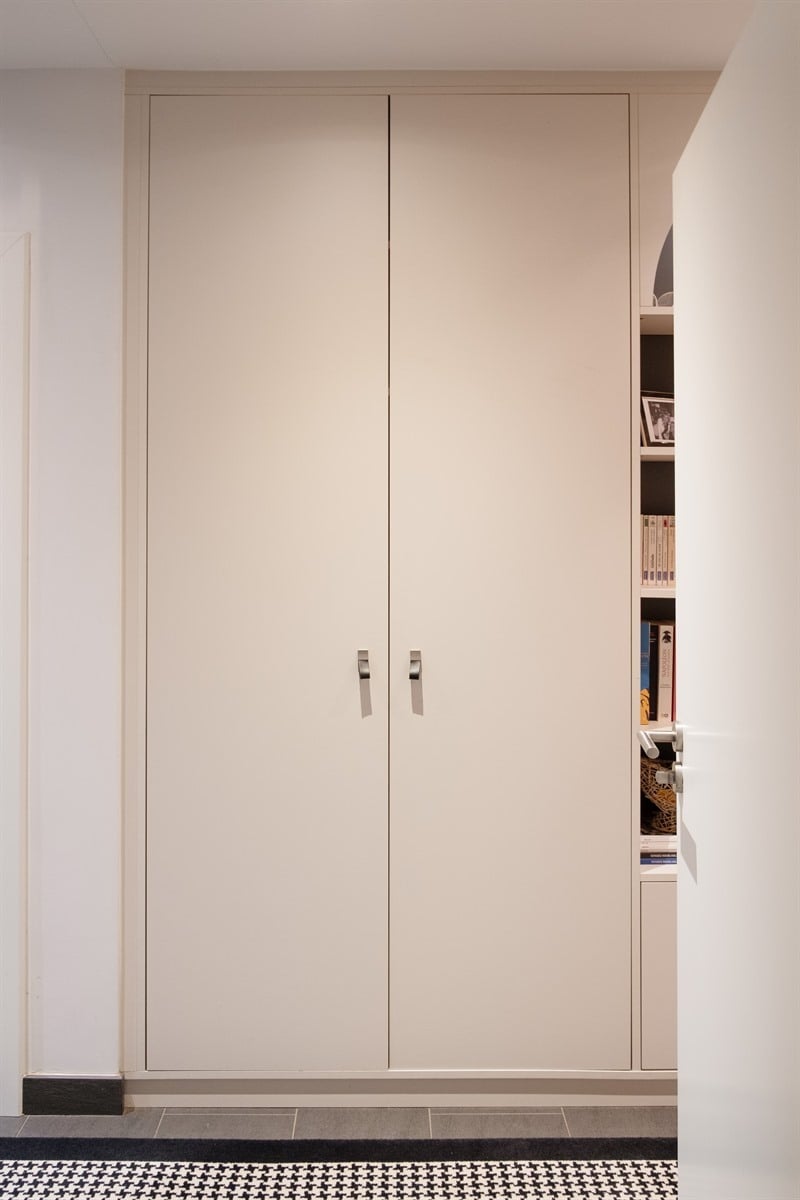 Agencement d'un couloir entier avec rangements, niches et banc à Toulouse | Raison Home - 5
