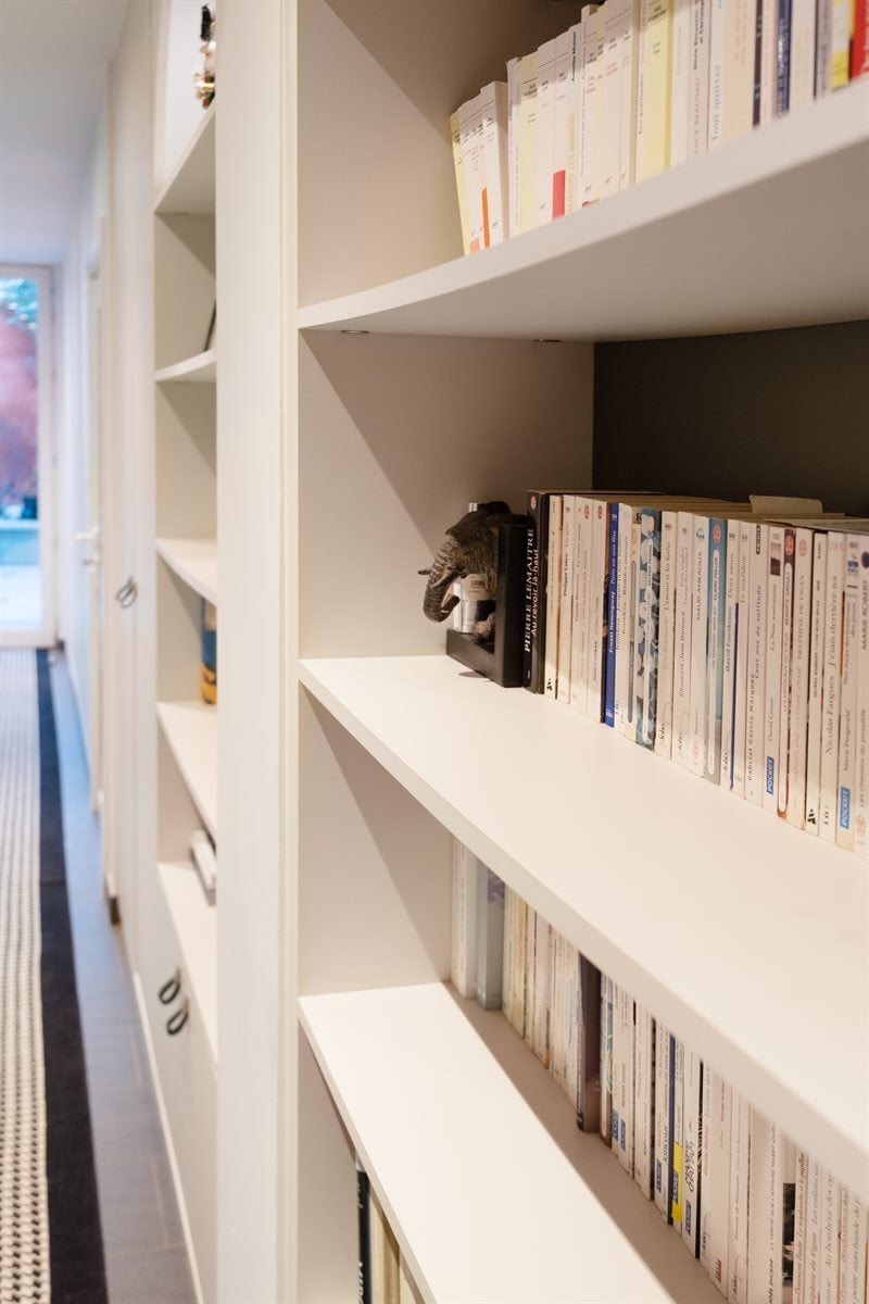 Agencement d'un couloir entier avec rangements, niches et banc à Toulouse | Raison Home - 7