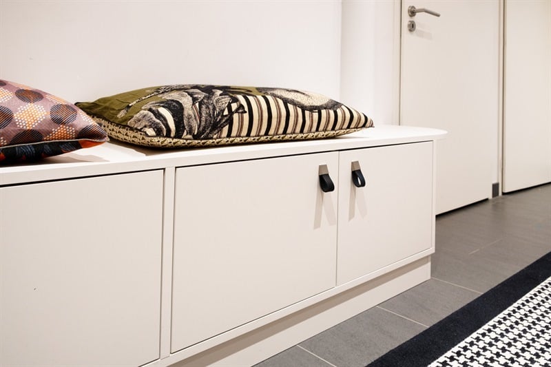 Agencement d'un couloir entier avec rangements, niches et banc à Toulouse | Raison Home - 8