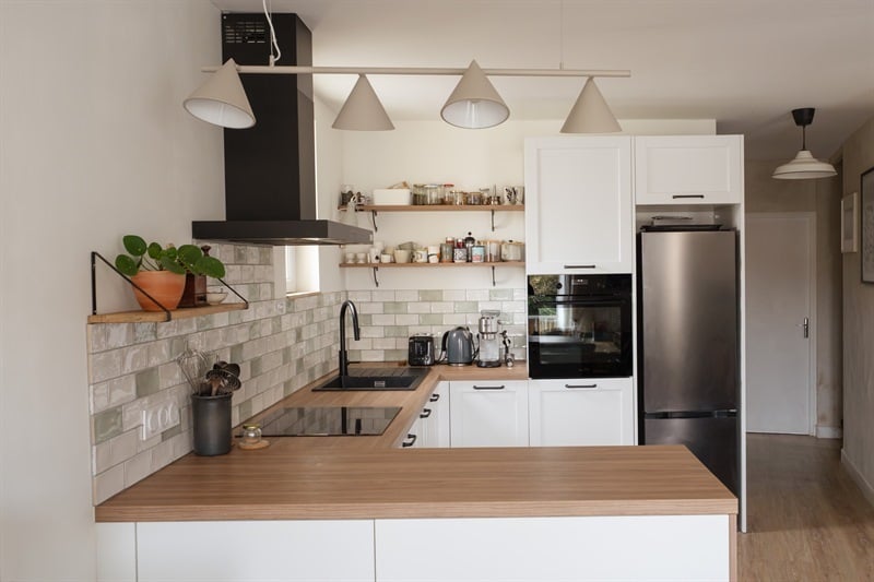 Cuisine ouverte de style campagne bois et blanc à Toulouse | Raison Home - 1