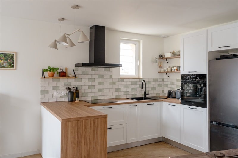 Cuisine ouverte de style campagne bois et blanc à Toulouse | Raison Home - 2