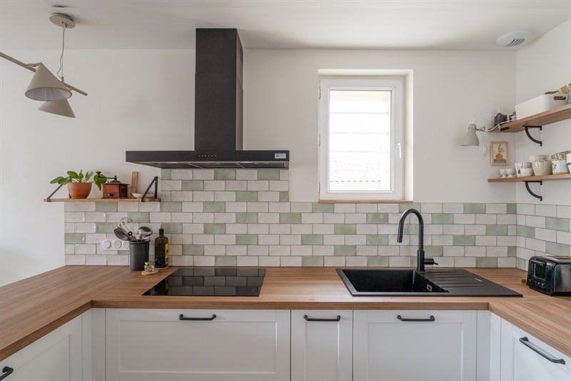 Cuisine ouverte de style campagne bois et blanc à Toulouse | Raison Home - 3