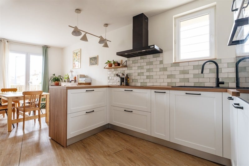 Cuisine ouverte de style campagne bois et blanc à Toulouse | Raison Home - 4