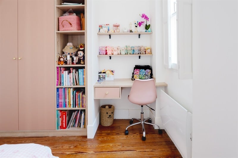 Rangements et bureau rose pour chambre d'enfant à Toulouse | Raison Home - 1