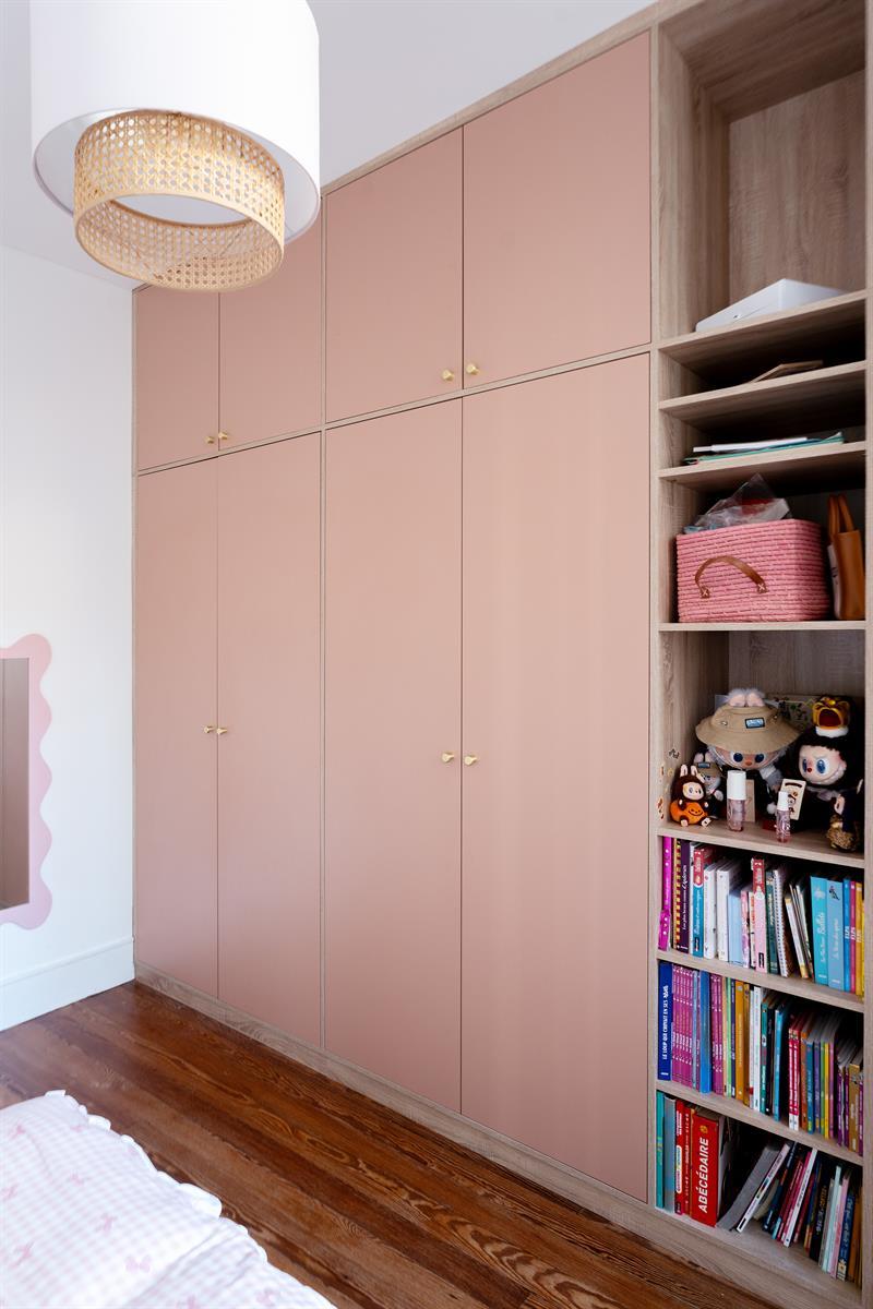 Rangements et bureau rose pour chambre d'enfant à Toulouse | Raison Home - 2