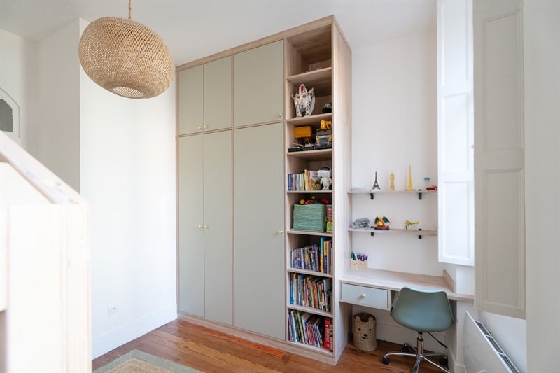 Rangements et bureau bois et vert à Toulouse 4