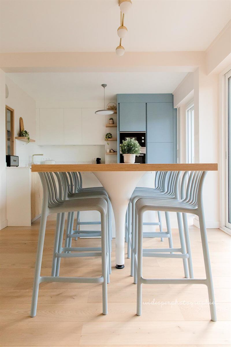 Cuisine ouverte de style nature bois, blanc et bleu à Bondues 5