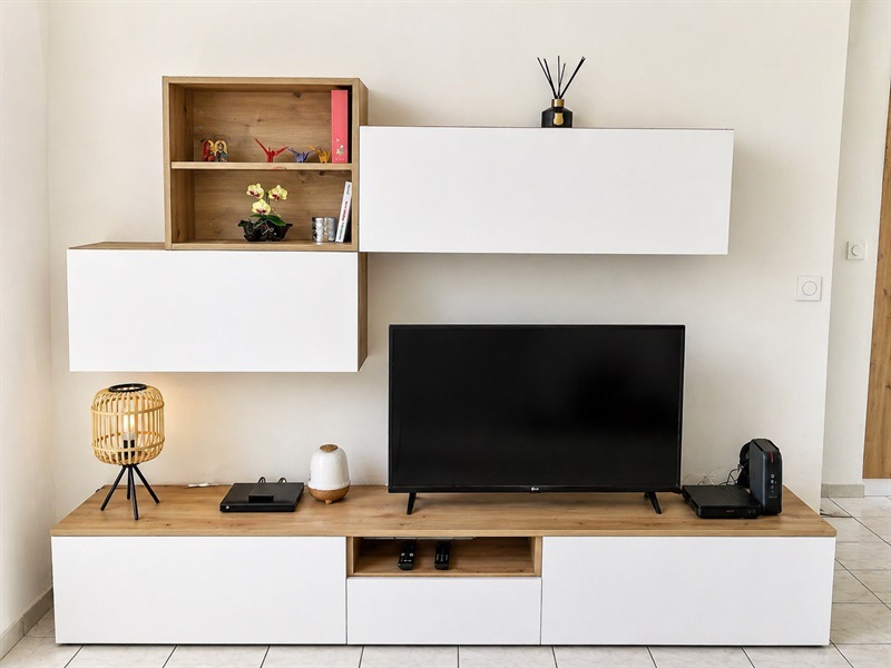 Cuisine, meuble TV et bibliothèque assortis bois et blanc à Saint-Joseph | Raison Home - 2