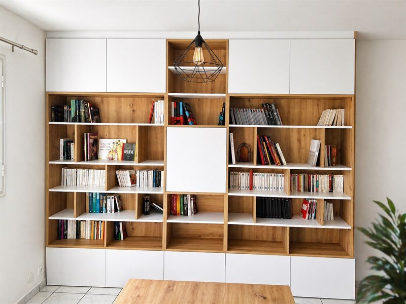 Cuisine, meuble TV et bibliothèque assortis bois et blanc à Saint-Joseph | Raison Home - 3