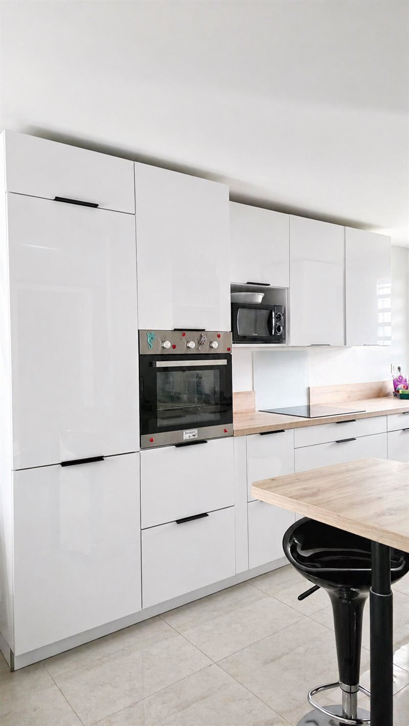 Cuisine ouverte de style moderne bois et blanc à La Possession | Raison Home - 1