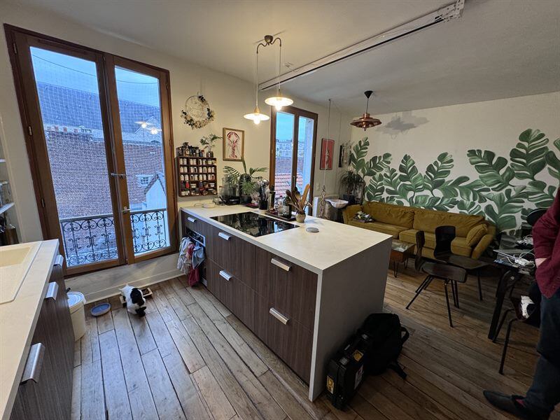 Cuisine ouverte de style nature bois et blanc à Paris  4