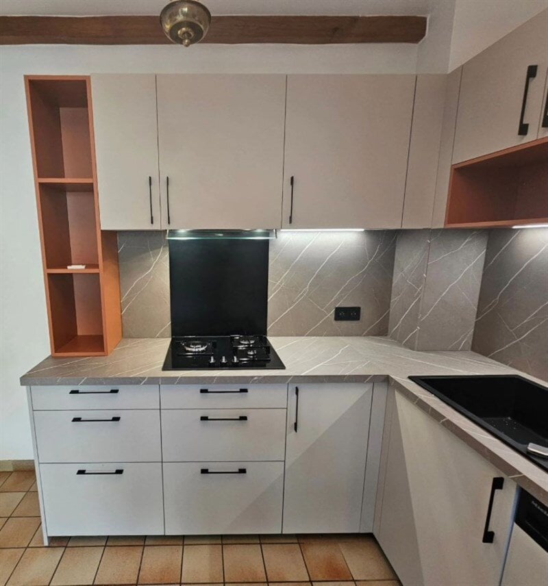 Cuisine fermée de style moderne beige à Savigny-sur-Orge  2