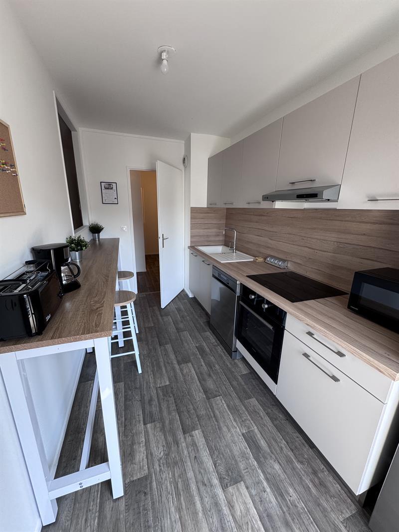 Cuisine en couloir bois et beige à Melun 2