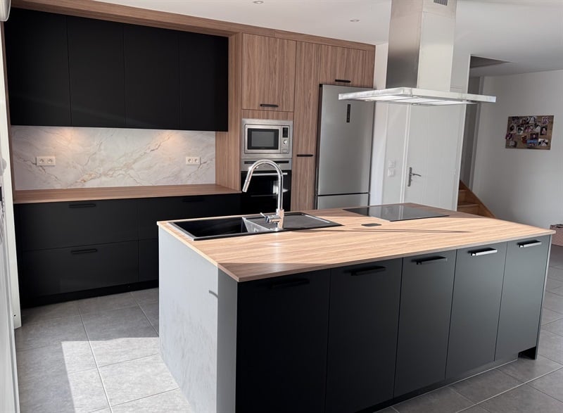 Cuisine bois et noir avec grand îlot central à Massy | Raison Home - 1