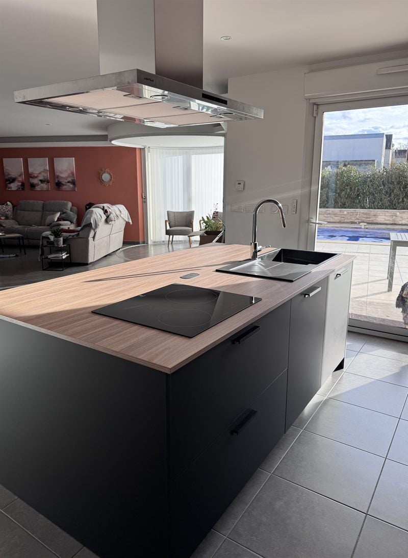 Cuisine bois et noir avec grand îlot central à Massy | Raison Home - 3
