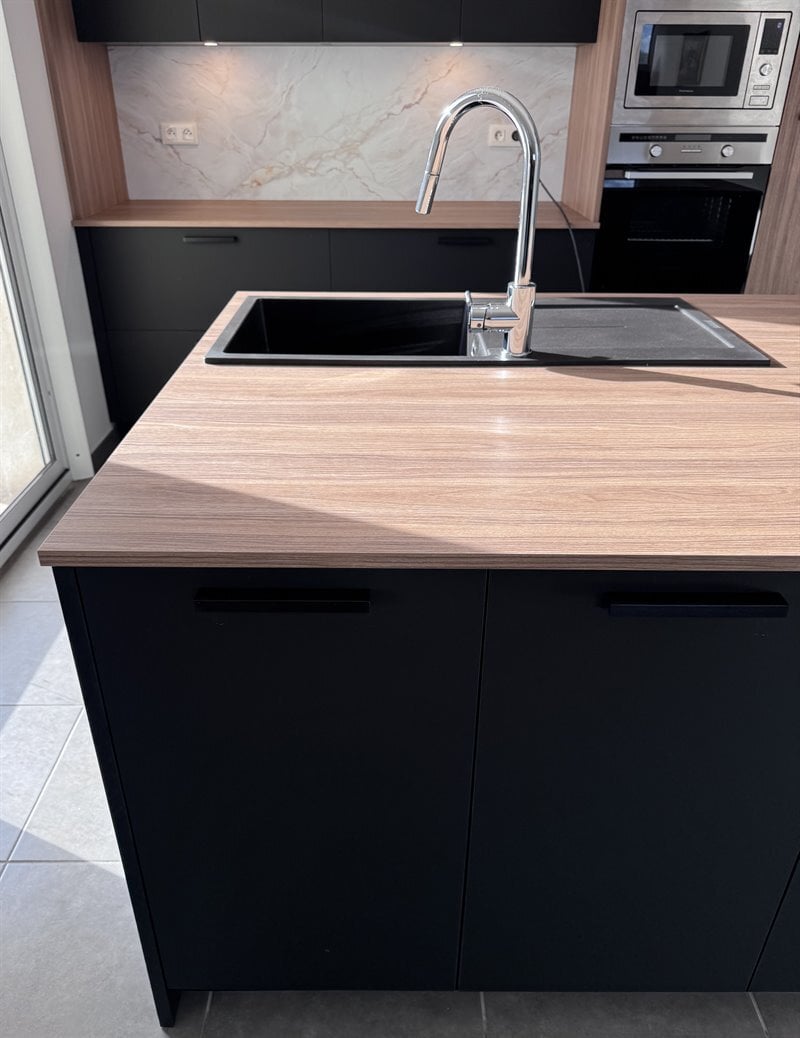 Cuisine bois et noir avec grand îlot central à Massy | Raison Home - 8