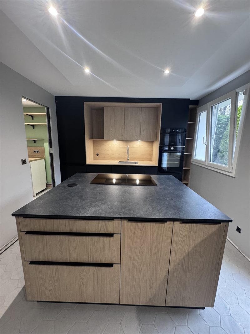 Cuisine à cadre avec îlot à Soisy-sur-Seine | Raison Home - 2