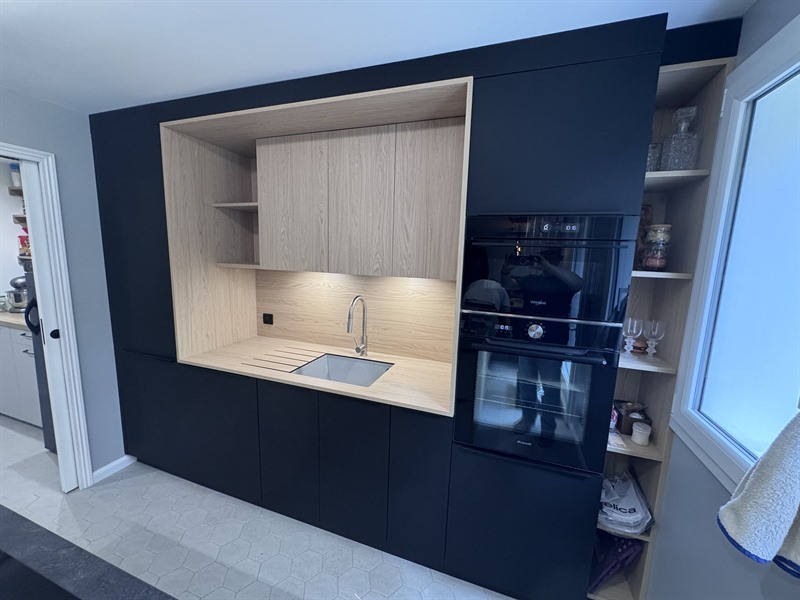 Cuisine à cadre avec îlot à Soisy-sur-Seine | Raison Home - 3