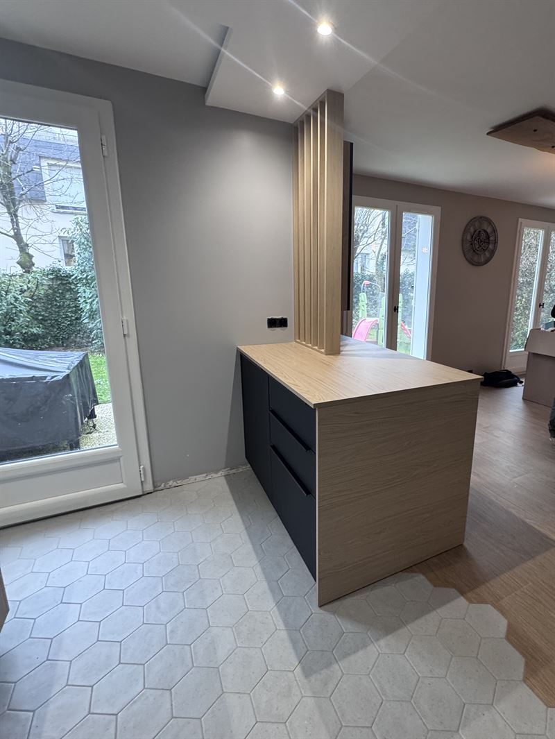 Cuisine à cadre avec îlot à Soisy-sur-Seine | Raison Home - 4