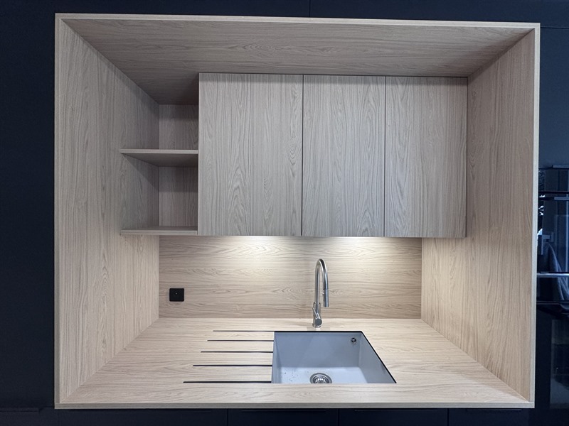 Cuisine à cadre avec îlot à Soisy-sur-Seine | Raison Home - 9