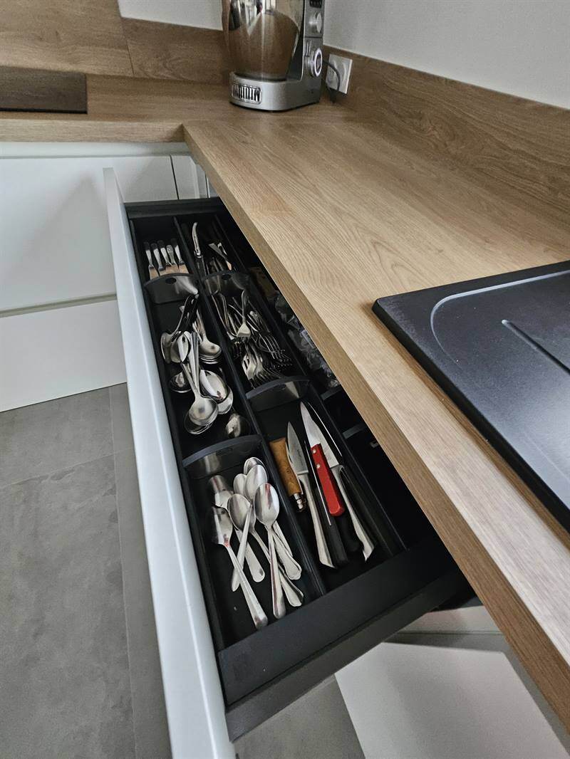 Cuisine fermée de style moderne bois et blanc à Saint-Jean-des-Vignes 7