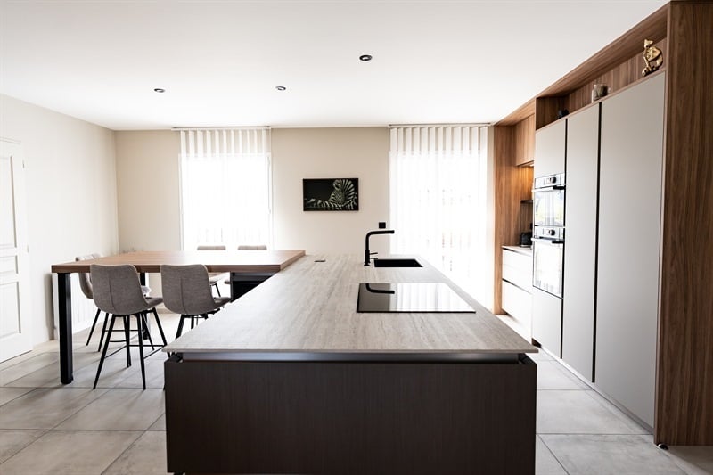 Cuisine ouverte de style moderne marron 1