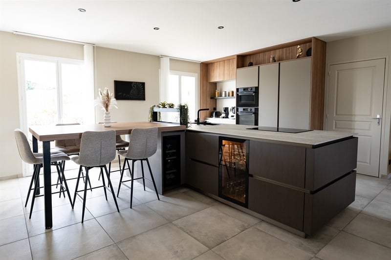 Cuisine ouverte de style moderne marron 2
