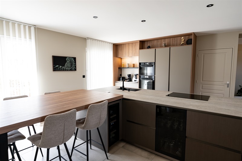 Cuisine ouverte de style moderne marron 3