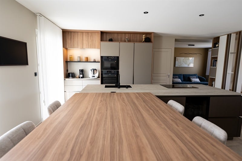 Cuisine ouverte de style moderne marron 4
