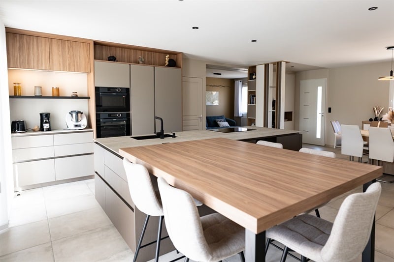 Cuisine ouverte de style moderne marron 5