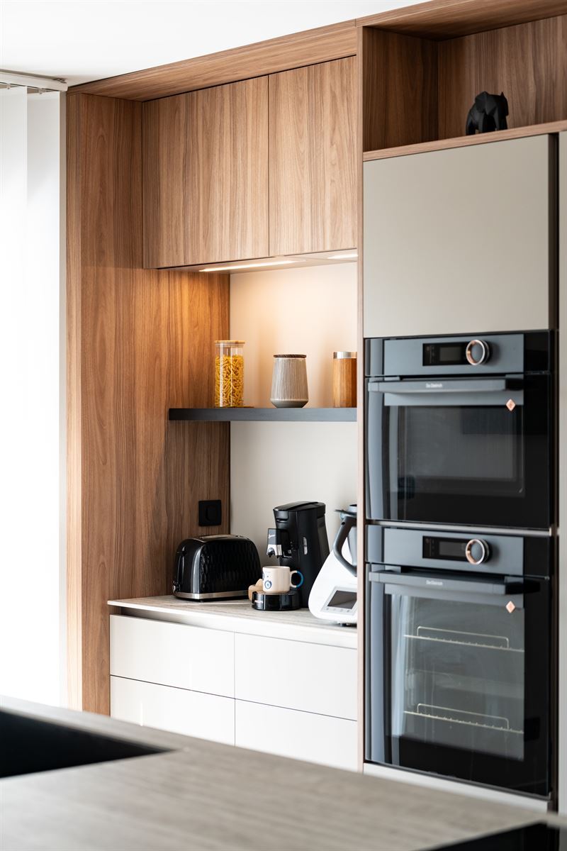 Cuisine ouverte de style moderne marron 6