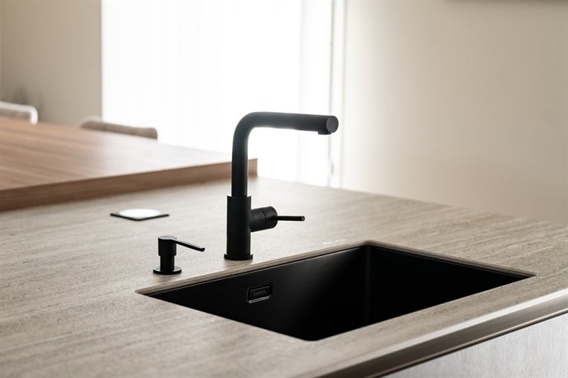 Cuisine ouverte de style moderne marron 7