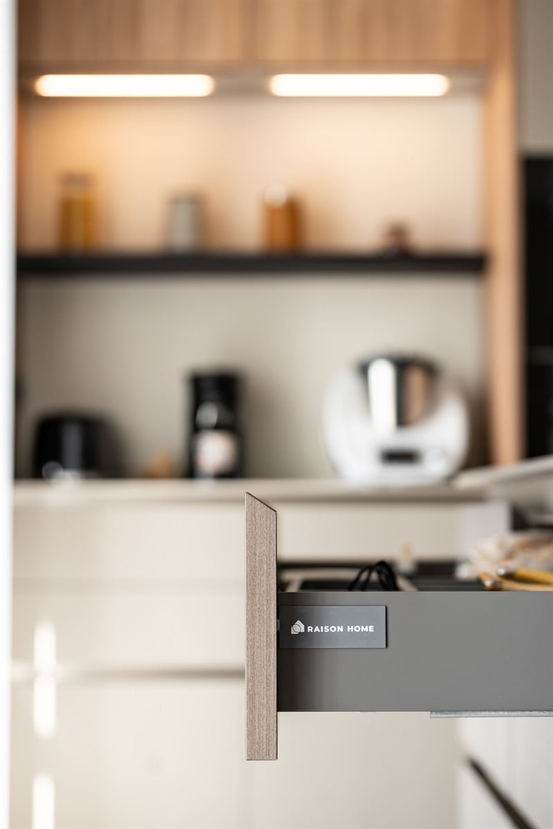 Cuisine ouverte de style moderne marron 10