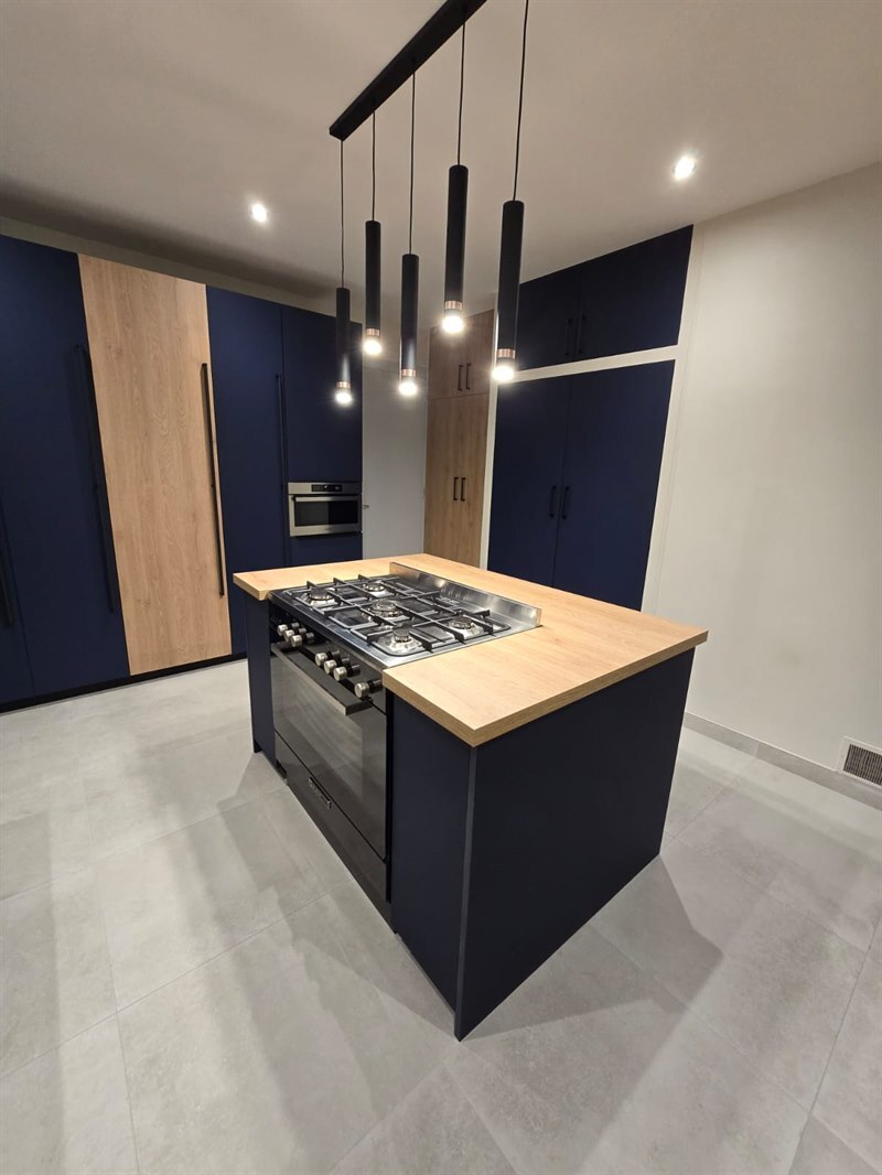 Cuisine fermée de style moderne bleu 2