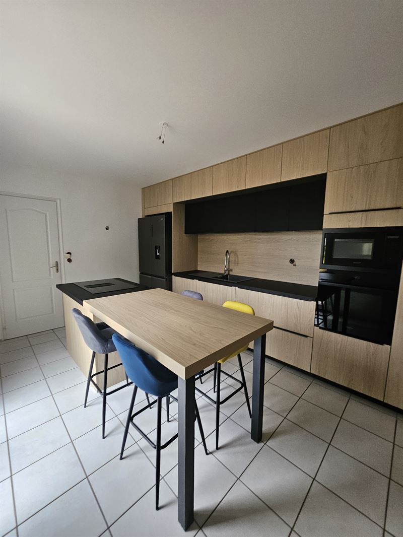 Cuisine fermée de style moderne bois et noir 5