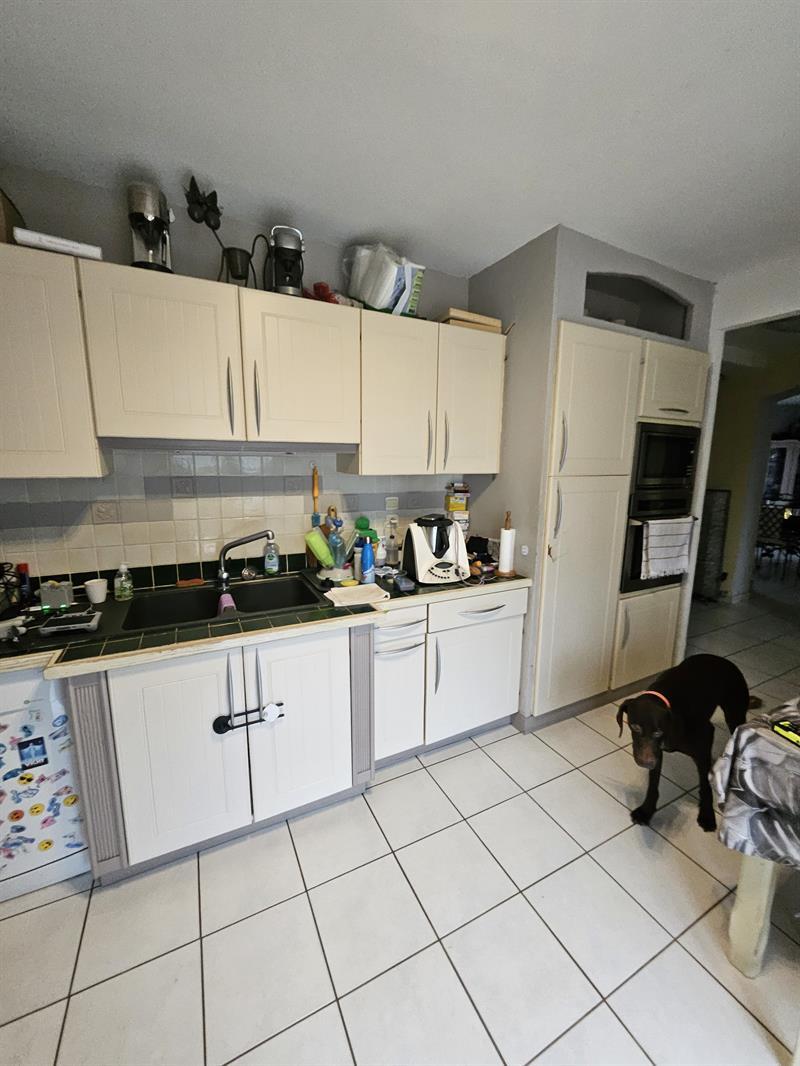 Cuisine fermée de style moderne bois et noir 7