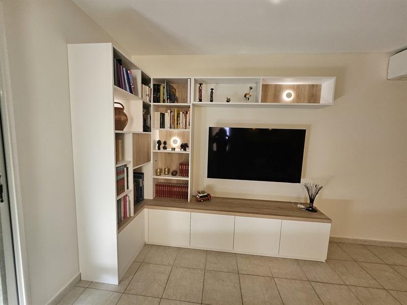 Meuble TV et bibliothèque intégrée de style moderne bois et blanc 1